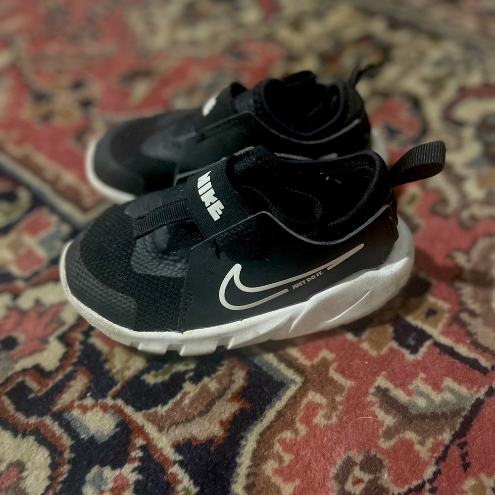 Nike flex runner 2 Toddler boys or girls sneaker size 8